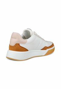 Baskets en cuir blanc avec des accents en suède beige, semelle en caoutchouc blanche et détail de talon rose clair. Caractéristiques : bout arrondi et fermeture à lacets.