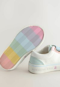 Białe płócienne buty z miętowymi i różowymi akcentami. Podeszwa zdobiona wielokolorowym, zygzakowatym wzorem w pastelowych odcieniach. Logo widoczne na pięcie.