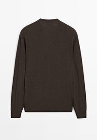 Pull à manches longues col rond marron foncé, design uni, présenté à plat, face avant vers le bas sur fond blanc.