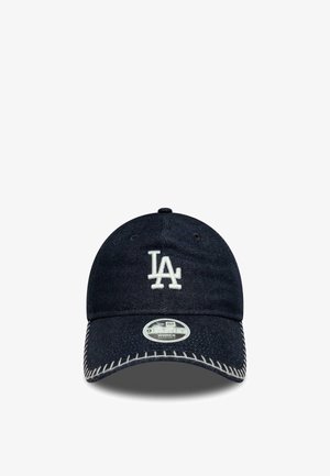Cappellino da baseball nero con logo "LA" bianco, cuciture bianche lungo la visiera e adesivo regolabile con la scritta "Women" sulla parte frontale.