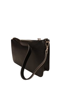 Borsa a tracolla in pelle nera con superficie texturizzata, dotata di chiusura a zip e tracolla regolabile. Forma rettangolare con design elegante.