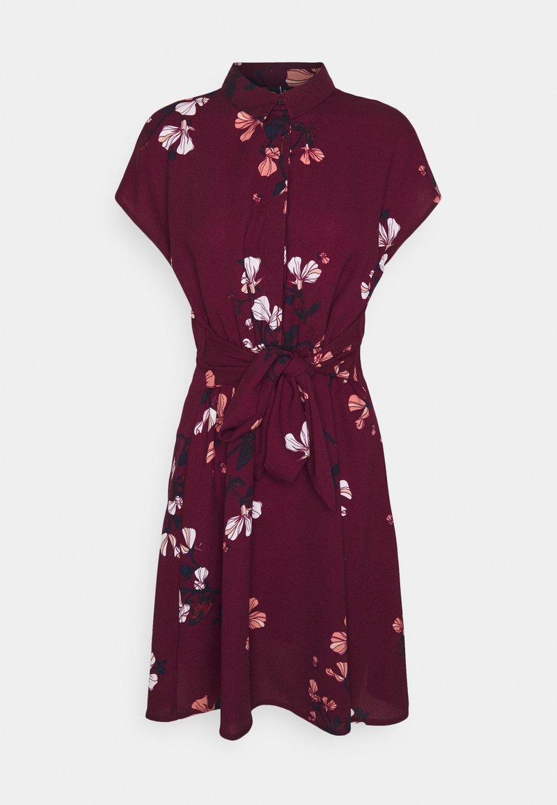 Robe bordeaux à manches courtes avec imprimé floral, boutonnée sur le devant, col et ceinture nouée à la taille, tombant au-dessus du genou.
