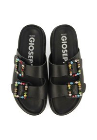 Des sandales noires à glissière avec deux larges sangles, dotées de boucles carrées décoratives ornées de gemmes multicolores. Semelle intérieure texturée pour le confort.