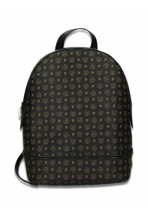 Zaino nero con parte superiore arrotondata, realizzato in materiale sintetico testurizzato, con un motivo di logo ripetuto in oro e marrone. Spallacci regolabili.
