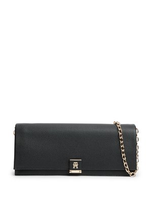 Μαύρο δερμάτινο clutch με υφή, χρυσή αλυσίδα και μικρό χρυσό κούμπωμα με λογότυπο στο μπροστινό κέντρο.