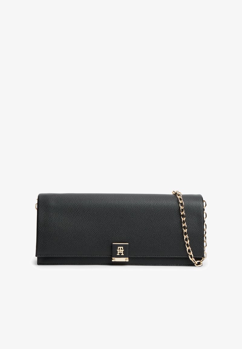 Μαύρο δερμάτινο clutch με υφή, χρυσή αλυσίδα και μικρό χρυσό κούμπωμα με λογότυπο στο μπροστινό κέντρο.