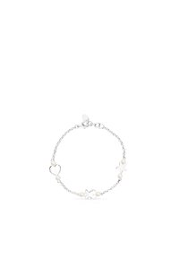 Bracciale in argento con ciondoli a forma di cuore e stella, arricchito da tre piccole perle bianche distribuite uniformemente lungo la catena.
