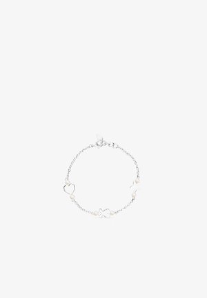 Bracciale in argento con ciondoli a forma di cuore e stella, arricchito da tre piccole perle bianche distribuite uniformemente lungo la catena.