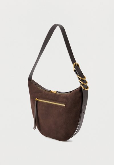 Καφέ σουέντ τσάντα ώμου με χρυσή τσέπη με φερμουάρ και ρυθμιζόμενο μαύρο δερμάτινο λουράκι με τρεις χρυσούς κρίκους.