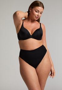 Zwart ondergoedset met een gladde, matte beha met beugel en hoge taille slip. Eenvoudig ontwerp, zonder extra patronen of accenten.