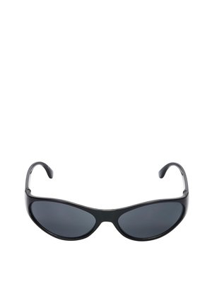 Occhiali da sole avvolgenti neri con lenti scure e aste curve su sfondo bianco.