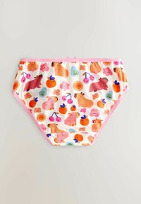 Sous-vêtements pour enfants avec bordure rose, présentant des capybaras dessinés en couleurs vives, des fruits souriants et des fleurs sur un fond blanc.