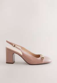 Slingback-Schuh aus rosa Lackleder mit quadratischer Spitze, goldfarbenen Akzenten und klobigem Blockabsatz. Glatte Textur und geschlossener Fersenteil.