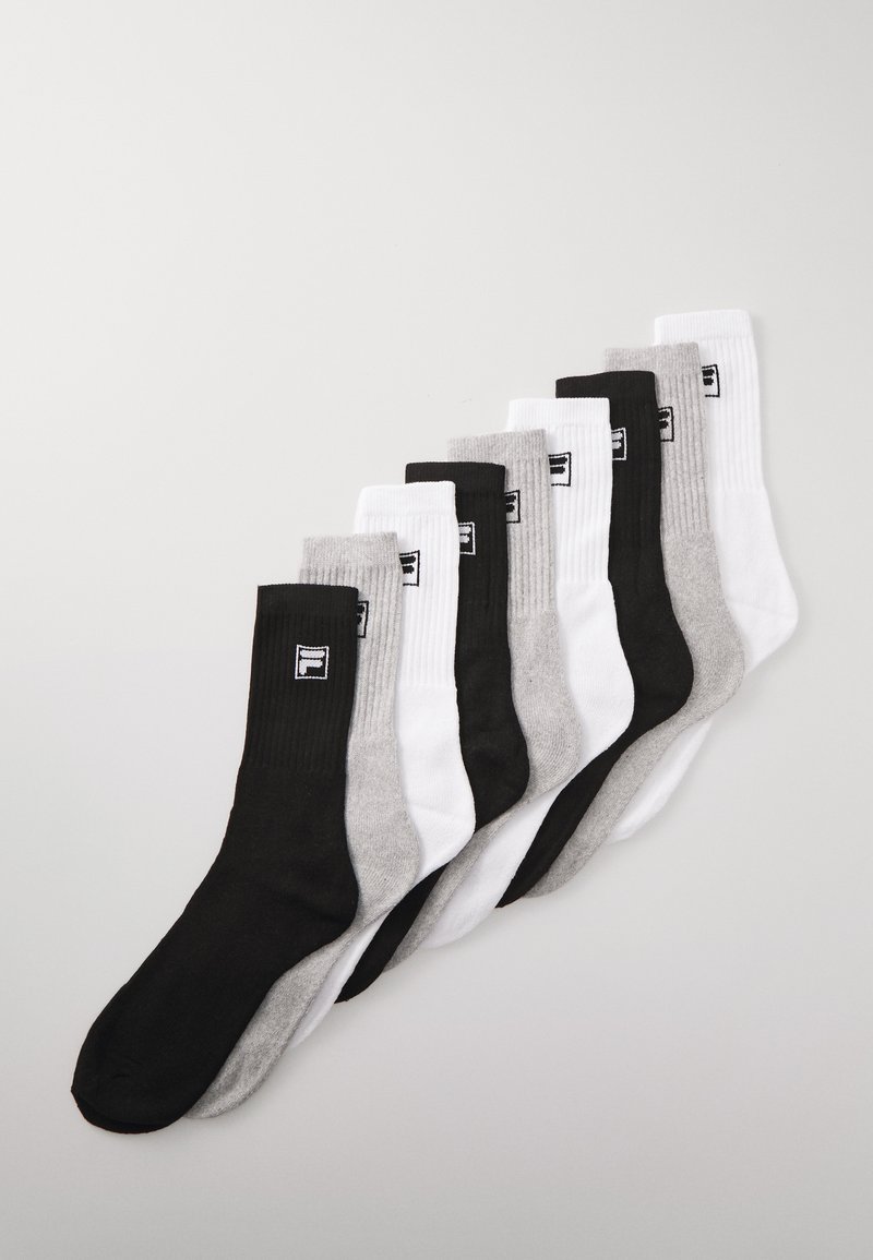 Neuf paires de chaussettes de sport en noir, blanc et gris. Chacune a une texture côtelée et un petit logo sur le revers. Le tissu semble doux et lisse.