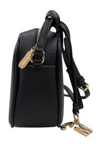 Borsa a tracolla in pelle nera con esterno texturizzato, dettagli in hardware dorato e tracolla regolabile. Dotata di chiusura a zip e accento charm.
