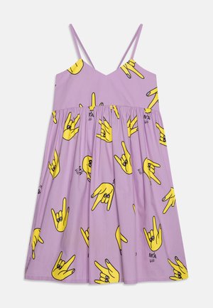 Lilla bomullskjole med gule håndtegn trykket overalt, med tynne stropper og samlet midje for en utsvingt silhuett.
