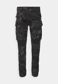 Pantalones cargo con un patrón de camuflaje en negro y gris oscuro. Cuentan con múltiples bolsillos laterales y un ajuste cónico. Fabricados con tela resistente.