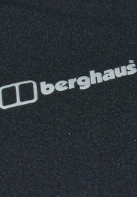 Schwarzer Stoff mit einem auffälligen schwarz-weißen "Berghaus"-Logo, glatte Textur und dezenter Glanz.