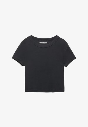 Fekete, rövidített póló bordás anyagból. Kerek nyakkivágással és rövid ujjakkal rendelkezik. Egyszerű, minta és díszítés nélküli kialakítás.