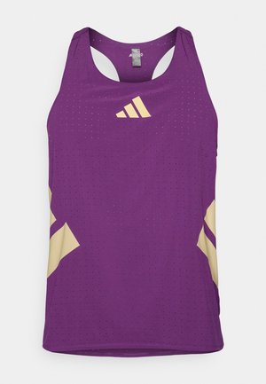 Lilla atletisk tanktop lavet af åndbart stof med en perforeret tekstur og gyldne accenter samt en stiliseret logo på forsiden.