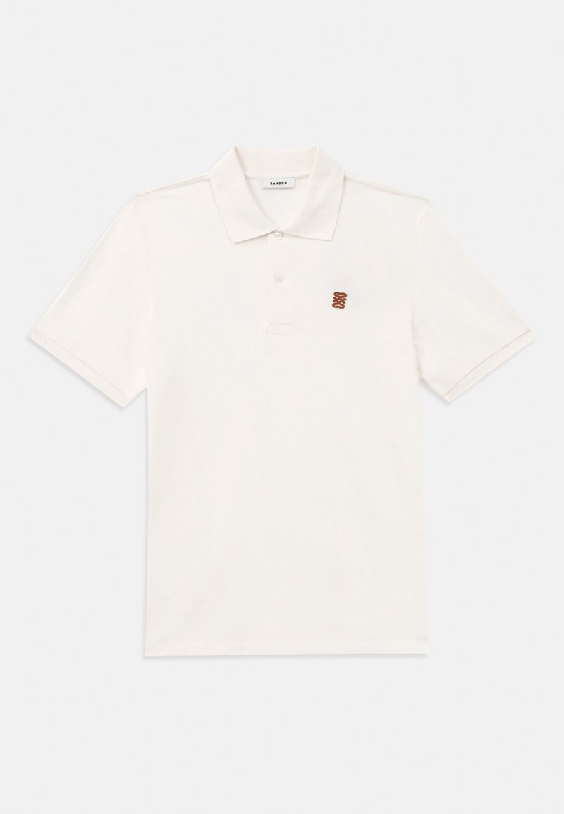 Kurzärmliges, weißes Poloshirt aus weichem Baumwollstoff. Verfügt über eine Dreiknopf-Leiste und ein kleines, braunes gesticktes Logo auf der Brust.