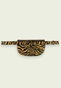 Sac banane en cuir synthétique jaune et noir avec un motif à rayures de tigre, forme arrondie, dessus plat et sangle réglable avec ferrures métalliques.