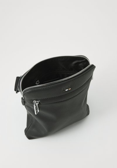 Черен кожен Crossbody чанта с текстурирана повърхност, сребърен цип, вътрешен джоб и акцентен детайл отпред. Компактна и функционална конструкция.