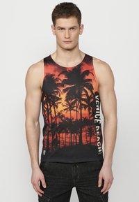 Férfi ujjatlan felső, élénk naplemente mintával pálmafákkal, fekete alapszínnel és fehér felirattal, amely ezt olvassa: "VENICE BEACH."