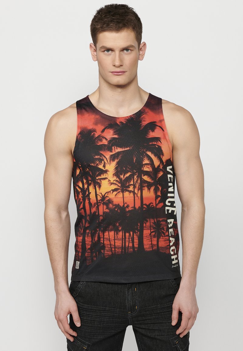 Férfi ujjatlan felső, élénk naplemente mintával pálmafákkal, fekete alapszínnel és fehér felirattal, amely ezt olvassa: "VENICE BEACH."