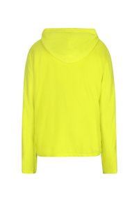 Felpa con cappuccio di un vivace giallo, con maniche lunghe, un taglio rilassato e una texture liscia e uniforme senza motivi o decorazioni visibili.