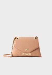 Rosa teksturert crossover-veske med gullhardware, med klaffelukking og kjedehengsel. "STEVE MADDEN"-logoen foran.