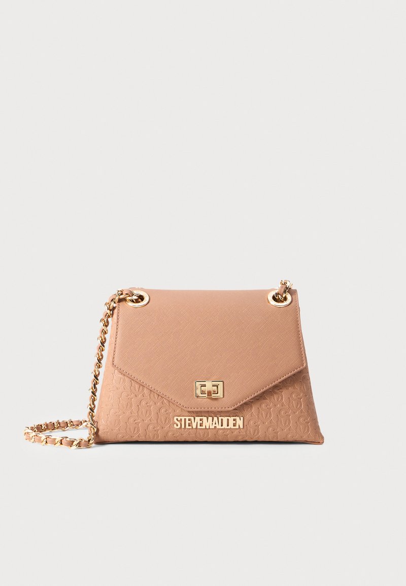 Lyserød tekstureret skuldertaske med guldhardware, der har en klaplukning og kædestropp. "STEVE MADDEN" logo på forsiden.