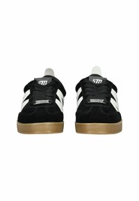 Sneaker in suede nero con strisce bianche, suole in gomma naturale, design con lacci e linguetta con logo, caratterizzati da una punta arrotondata e un colletto imbottito.
