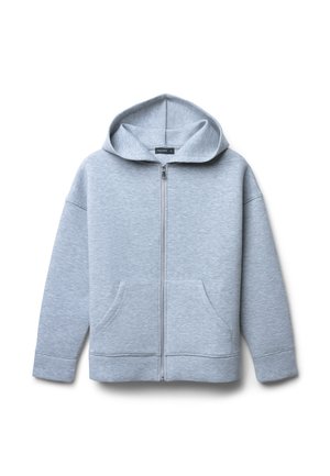 Hellgraue Zip-Hoodie aus weichem Material mit großer Kapuze, zwei vorderen Taschen sowie geripptem Saum und Bündchen.