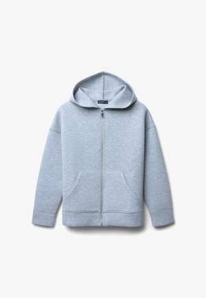 Hellgraue Zip-Hoodie aus weichem Material mit großer Kapuze, zwei vorderen Taschen sowie geripptem Saum und Bündchen.