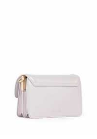 Lys lavendel læder crossover taske med guldfarvet hardware, struktureret form, klaplukning og prentet varemærke på forsiden.