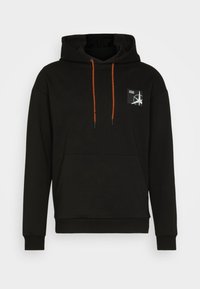 Černá mikina s kapucí, přední klokankou, oranžovými šňůrkami a předním emblémem s geometrickým vzorem.