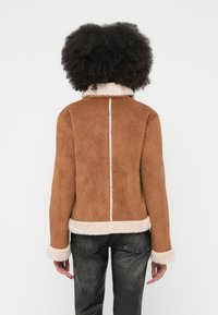 Hollister Co. GINGERBREAD JACKET - Talvejope - brown