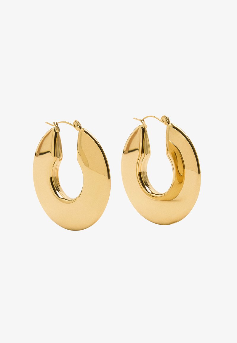 Złote kolczyki w kształcie dużych, owalnych obręczy o polerowanym wykończeniu i małym zawiasie do zamykania.