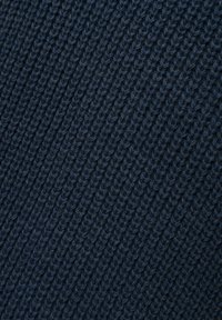 Marineblauwe gebreide stof met een gestructureerd patroon, gekenmerkt door diagonale ribbels en een consistente weving. Zacht en buigzaam materiaal.
