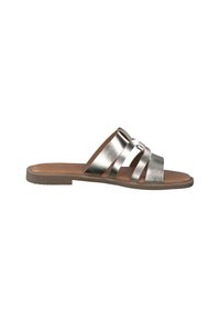 Sandales à glissière argentées métalliques avec trois brides en croix et une semelle plate de couleur tan. Les brides possèdent une texture lisse et brillante.