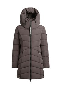 Chaqueta acolchada en gris oscuro con cuello alto, cierre de cremallera y patrón en forma de flecha. Presenta un tirador de cremallera con marca y bolsillos laterales.