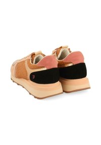 Zapatillas con una combinación de colores durazno, negro y dorado; materiales de ante y tela texturizados; cuello acolchado; talón etiquetado; suela de goma.