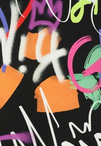 Farbiger abstrakter Stoff mit lebhaften Formen in Orange, Lila, Grün und Weiß auf einem schwarzen Hintergrund, mit unterschiedlichen Texturen und Mustern.