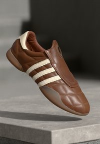 adidas Originals TAEKWONDO MEI - Slippers - preloved brown/cream white