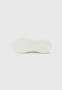 Semelle de chaussure en caoutchouc blanc avec une texture striée, une forme arrondie et des bords festonnés. Surface lisse sans motifs ni marquages visibles.