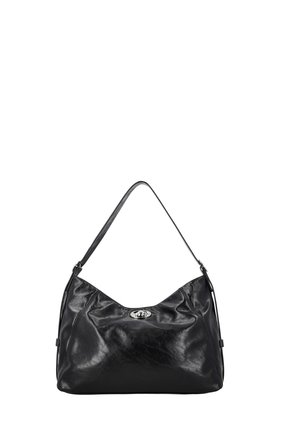 Sort skuldertaske i læder med en enkelt bred strop og en sølv drejelås foran i midten.