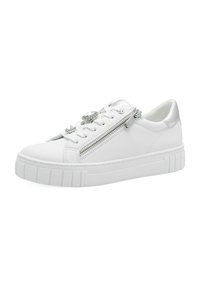 Białe sneakersy o gładkiej skórzanej teksturze, ze srebrnymi akcentami i dekoracyjnym zamkiem bocznym; masywna podeszwa z poziomymi rowkami.