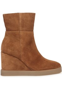 Bottines compensées en daim marron moyen avec une texture lisse. Présentent un design élégant, un bout arrondi et une semelle en caoutchouc antidérapante.