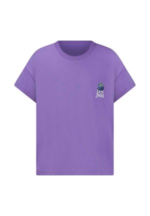 Paars T-shirt met korte mouwen, ronde hals en een kleine grafische print in blauw en wit met daarop "Cars Jeans" en een bessenontwerp.
